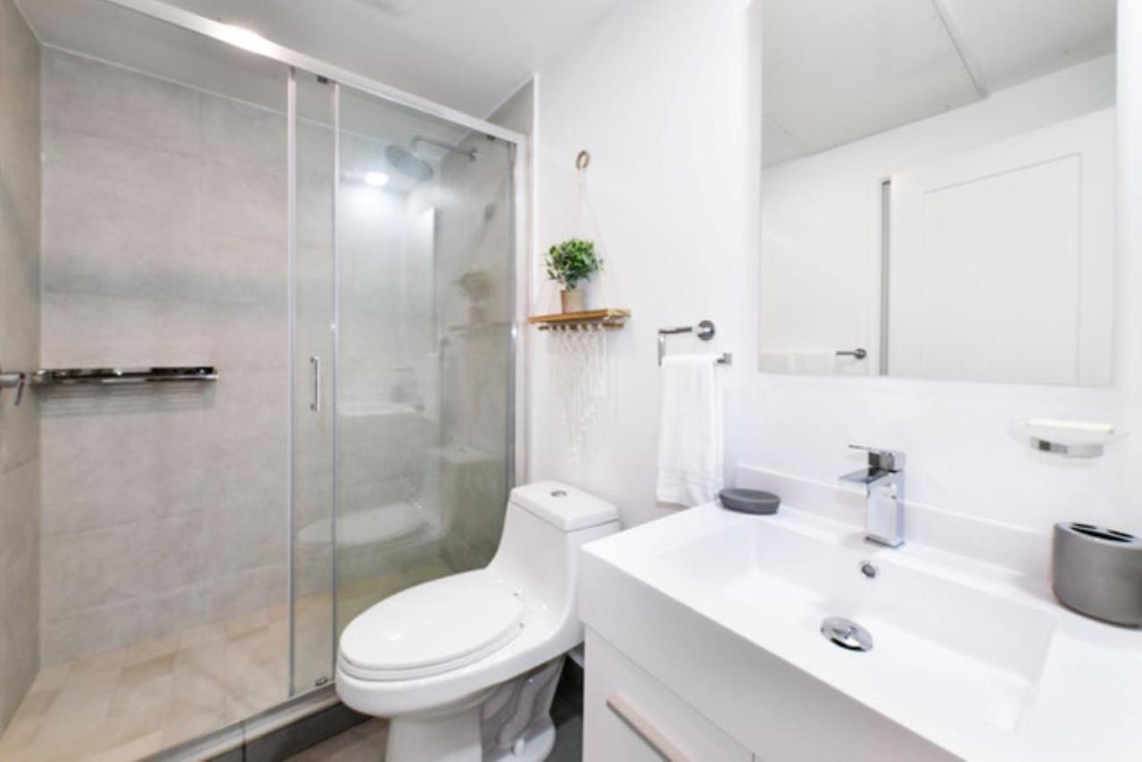 Stylish Luxury Condo, Central Location, Ocean View, Pool, Gym Oranjestad Esterno foto