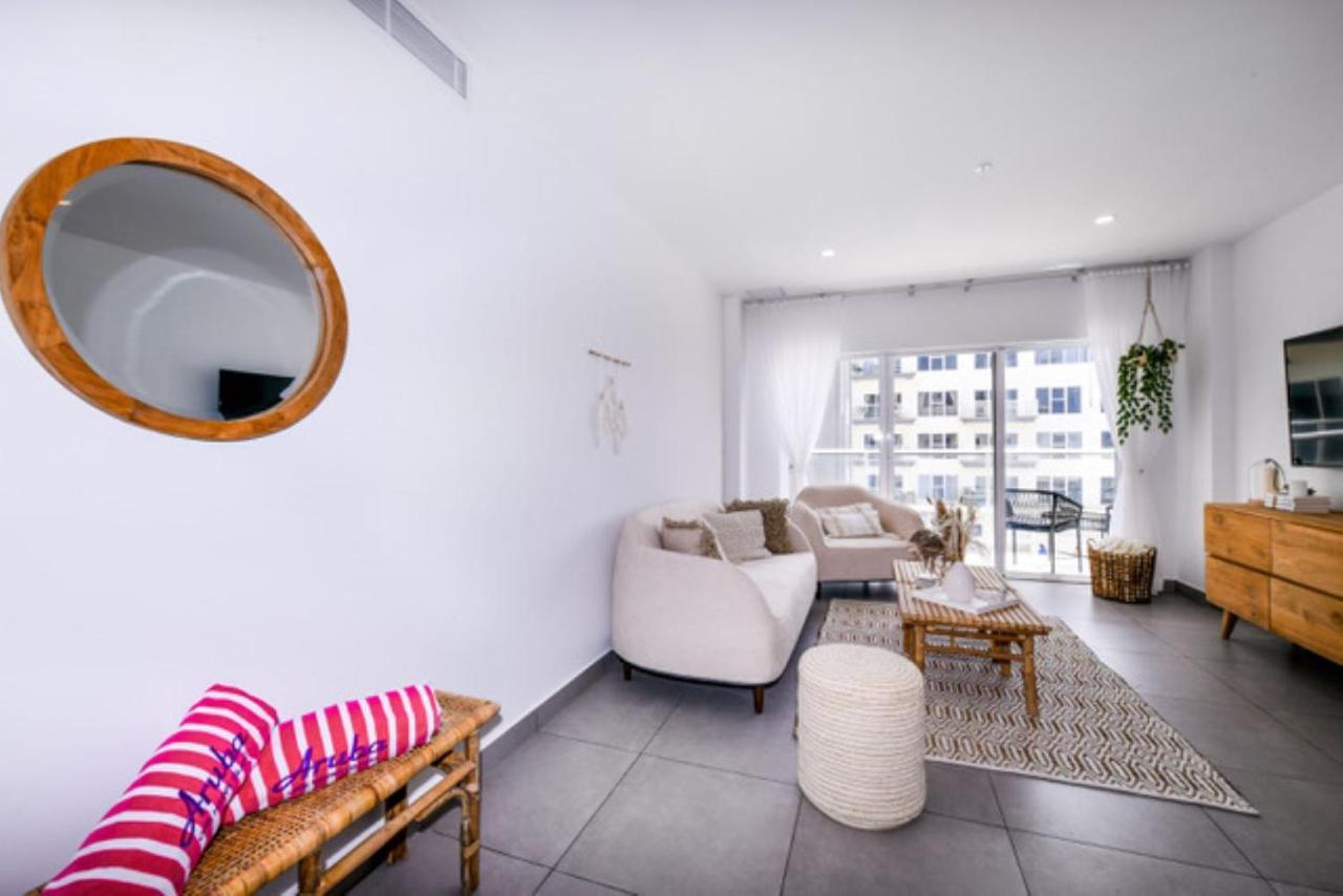 Stylish Luxury Condo, Central Location, Ocean View, Pool, Gym Oranjestad Esterno foto