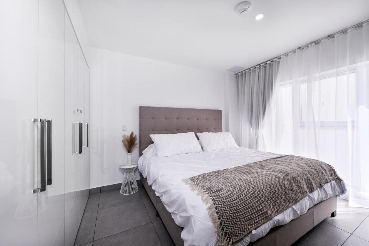 Stylish Luxury Condo, Central Location, Ocean View, Pool, Gym Oranjestad Esterno foto