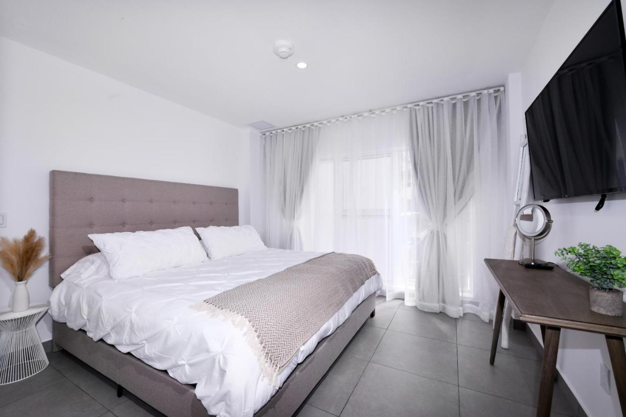 Stylish Luxury Condo, Central Location, Ocean View, Pool, Gym Oranjestad Esterno foto