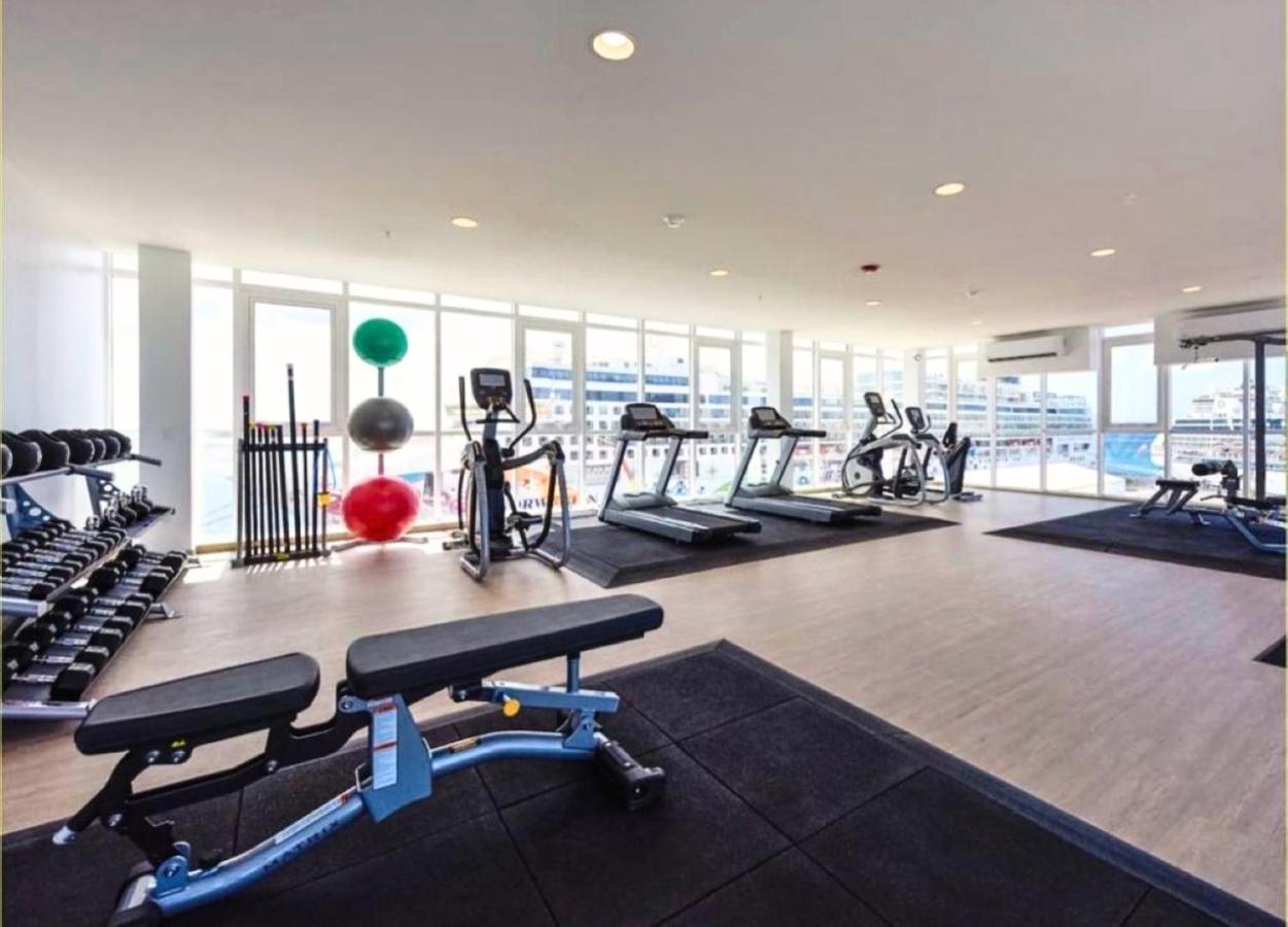 Stylish Luxury Condo, Central Location, Ocean View, Pool, Gym Oranjestad Esterno foto