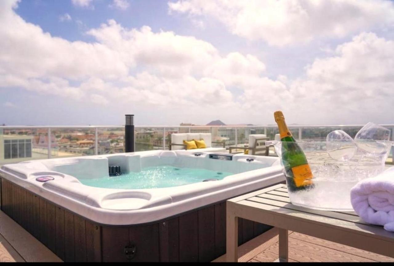 Stylish Luxury Condo, Central Location, Ocean View, Pool, Gym Oranjestad Esterno foto